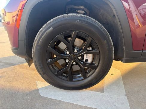 Used 2025 Jeep Grand Cherokee L Laredo RWD image 9