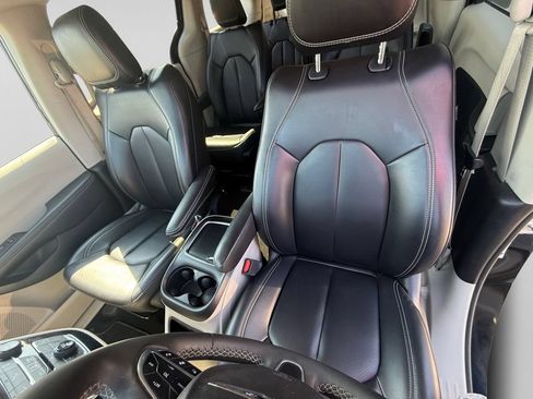 Used 2023 Chrysler Pacifica Touring-L FWD image 23