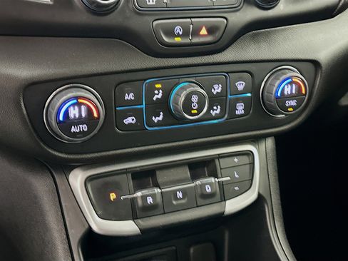 Used 2023 GMC Terrain SLT image 23