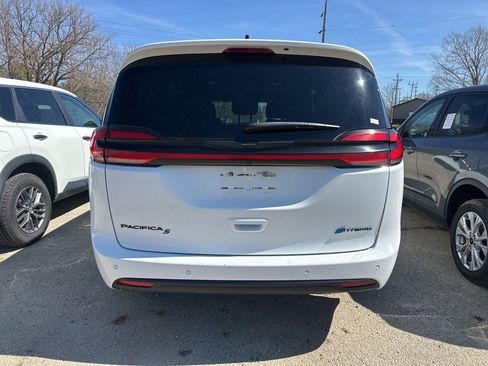 Used 2024 Chrysler Pacifica Select image 10