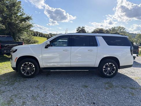 Used 2025 Chevrolet Suburban LT w/ Comfort Package RWD image 2