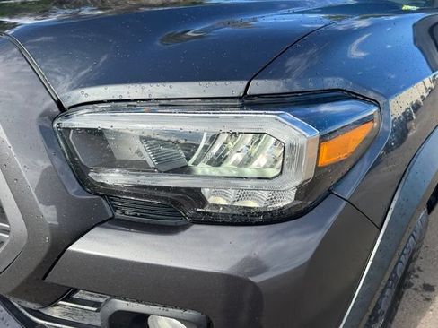 Used 2022 Toyota Tacoma TRD Off-Road AWD/4WD image 10