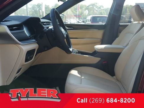 New 2025 Jeep Grand Cherokee Limited w/ Luxury Tech Group II AWD/4WD image 34