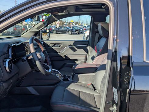 Used 2025 Chevrolet Colorado Z71 w/ Midnight Edition image 15