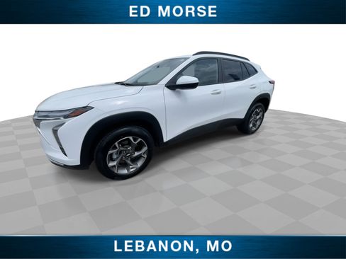 Certified 2025 Chevrolet Trax LT w/ LT Convenience Package FWD image 4