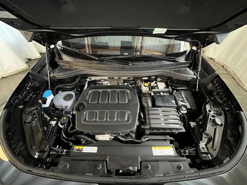 Certified 2025 Volkswagen Tiguan SE R-Line image 31