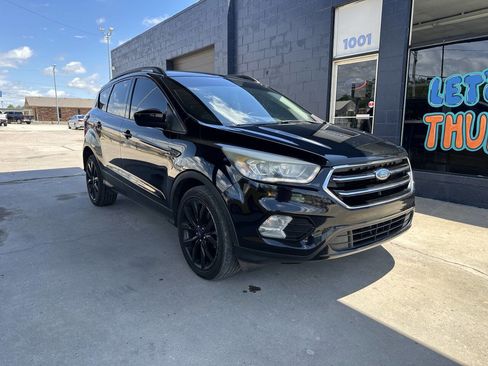 Used 2017 Ford Escape SE w/ Equipment Group 201A FWD image 2