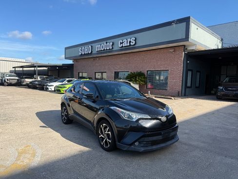 Used 2018 Toyota C-HR XLE FWD image 2