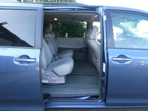 Used 2015 Toyota Sienna XLE FWD image 30