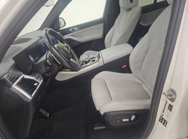 Used 2025 BMW X5 xDrive40i w/ M Sport Package AWD/4WD image 4