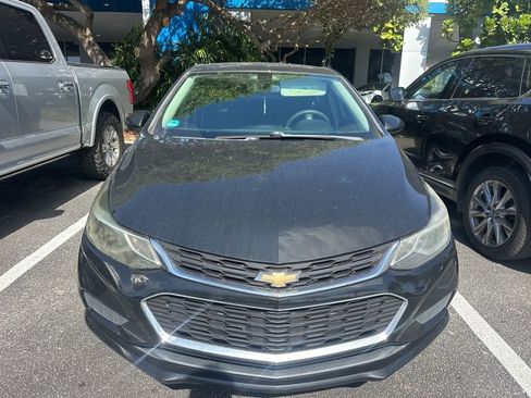 Used 2017 Chevrolet Cruze LT FWD image 2