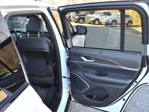 New 2025 Jeep Grand Cherokee Limited w/ Luxury Tech Group II image 32