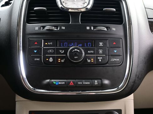 Used 2012 Chrysler Town & Country Touring-L w/ Entertainment Group #2 FWD image 21
