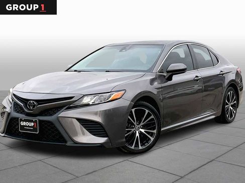 Used 2020 Toyota Camry SE image 1