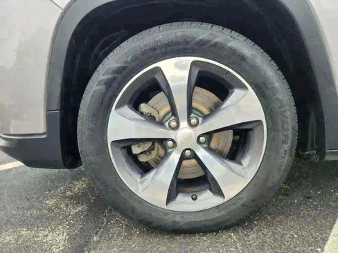 Used 2019 Jeep Cherokee Limited image 13