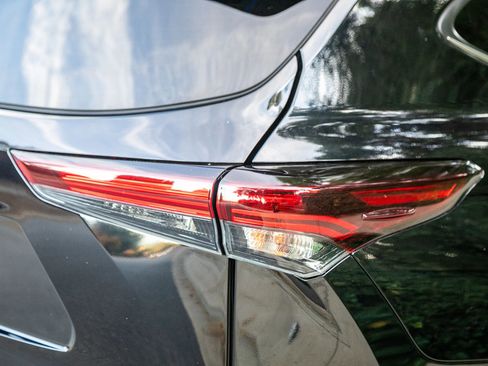 Used 2024 Toyota Highlander XLE image 9