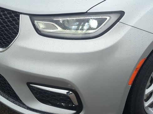 Used 2024 Chrysler Pacifica Touring-L image 9