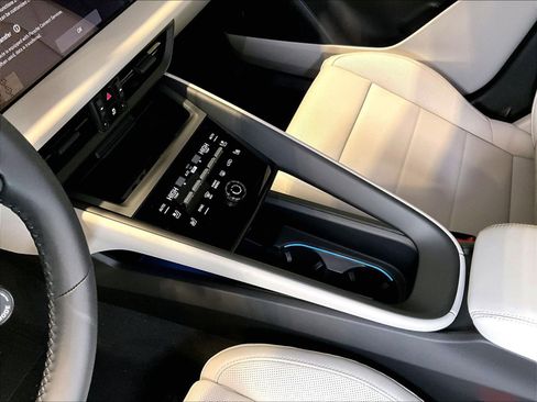 New 2025 Porsche Macan 4 Electric image 8