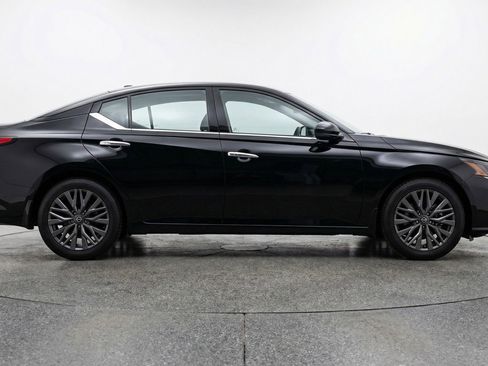 Used 2025 Nissan Altima 2.5 SV FWD image 11