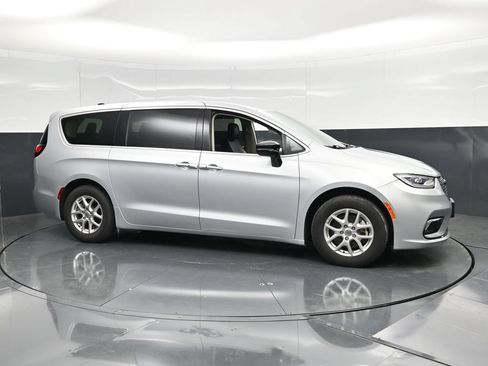 Used 2024 Chrysler Pacifica Touring-L FWD image 3