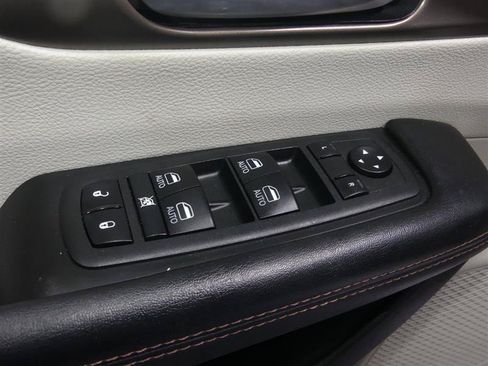 Used 2018 Chrysler Pacifica Touring-L Plus w/ Advanced Safetytec Group FWD image 19