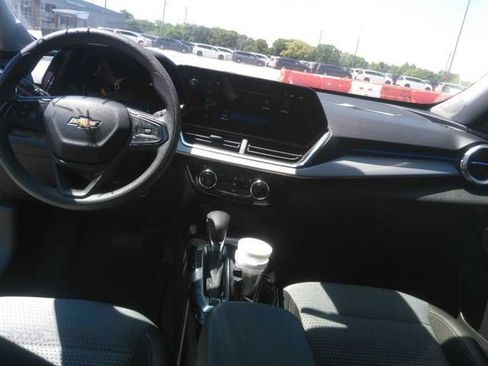 Used 2025 Chevrolet Trax LT FWD image 3
