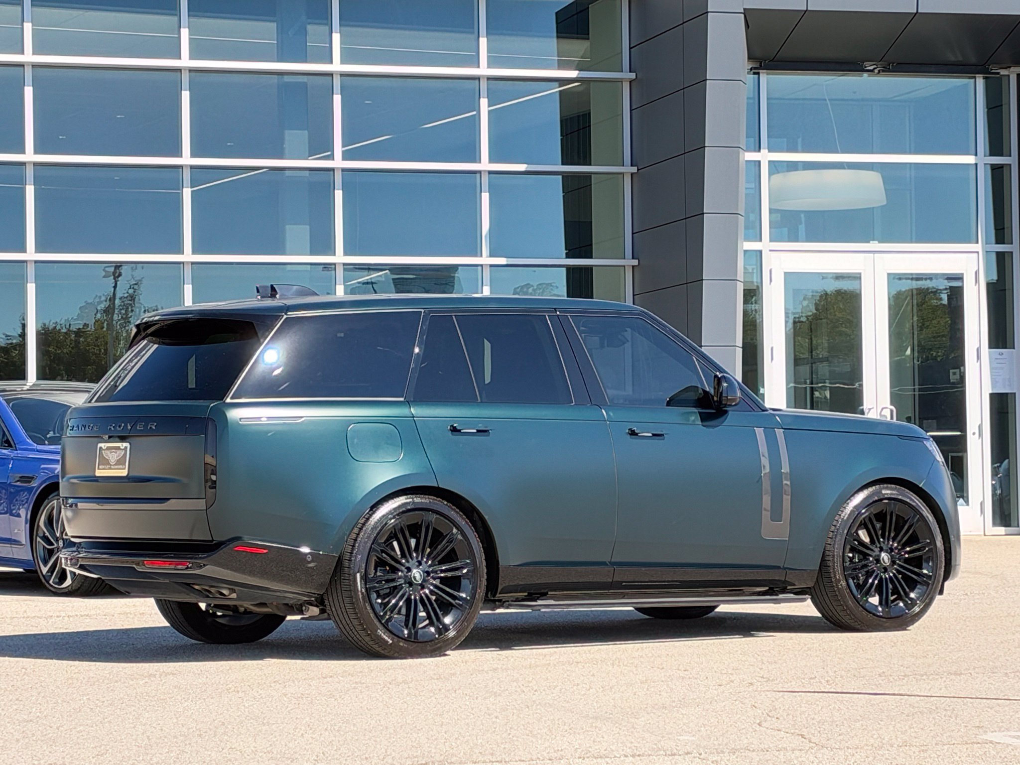 Used 2025 Land Rover Range Rover SE AWD/4WD image 2