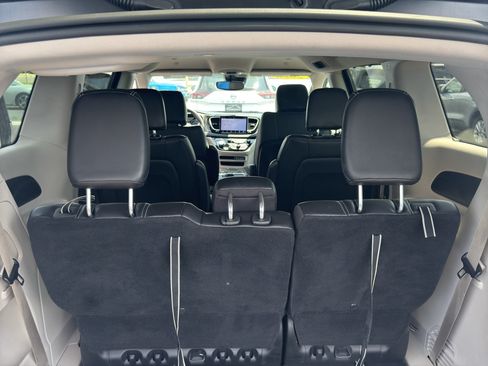 Used 2023 Chrysler Pacifica Touring-L FWD image 26