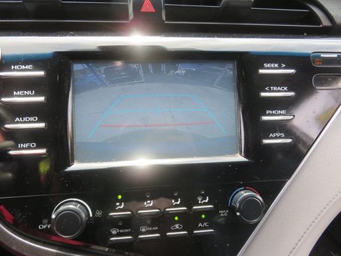 Used 2018 Toyota Camry LE FWD image 18