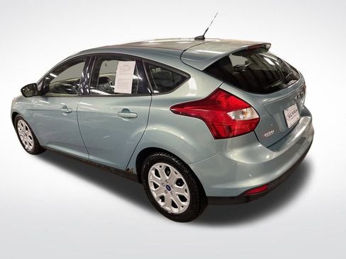 Used 2012 Ford Focus SE w/ SE Winter Pkg image 3