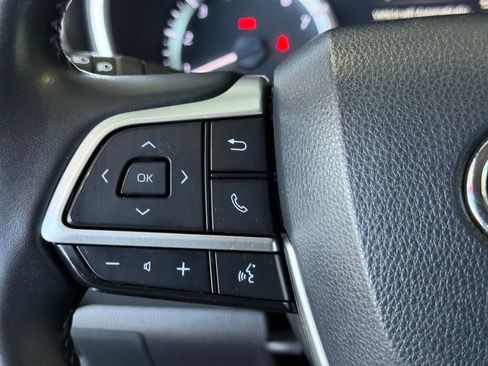 Certified 2024 Toyota Highlander XLE image 25