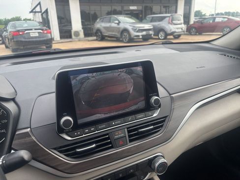 Used 2025 Nissan Altima 2.5 SV FWD image 23