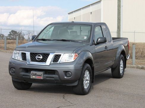 Used 2017 Nissan Frontier SV image 2