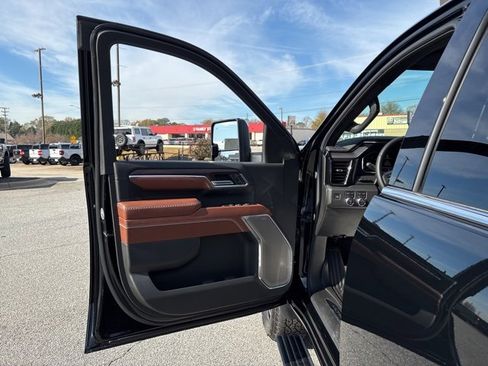 Used 2025 GMC Sierra 2500 Denali Ultimate w/ Max Trailering Package image 11