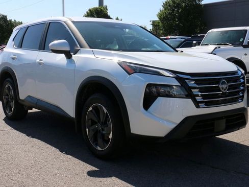 Used 2026 Nissan Rogue SV FWD image 4