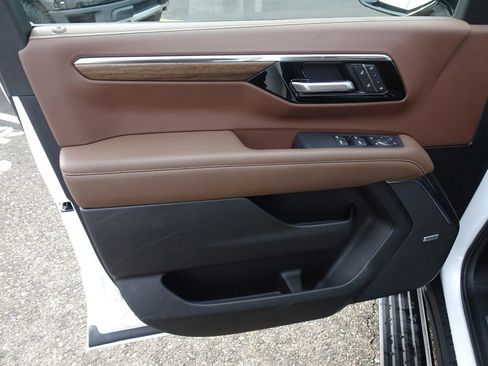 Used 2025 Chevrolet Tahoe High Country image 11