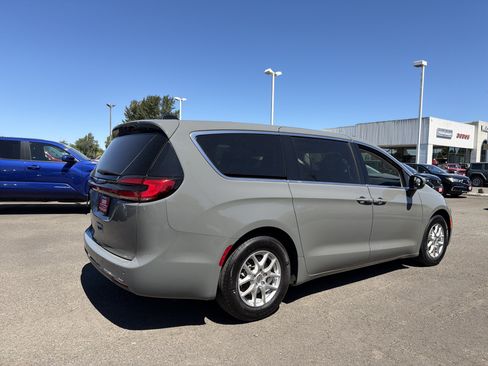 Used 2023 Chrysler Pacifica Touring-L FWD image 6