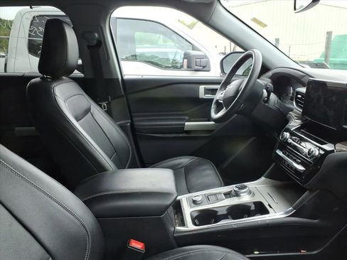 Used 2022 Ford Explorer Limited w/ Equipment Group 301A AWD/4WD image 11