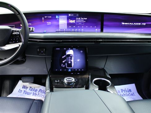 Used 2025 Cadillac Escalade IQ Luxury 2 w/ LPO, Premium Carpet Package AWD/4WD image 19