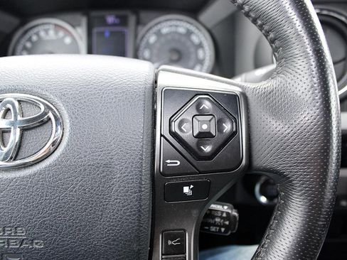 Used 2019 Toyota Tacoma TRD Sport image 11