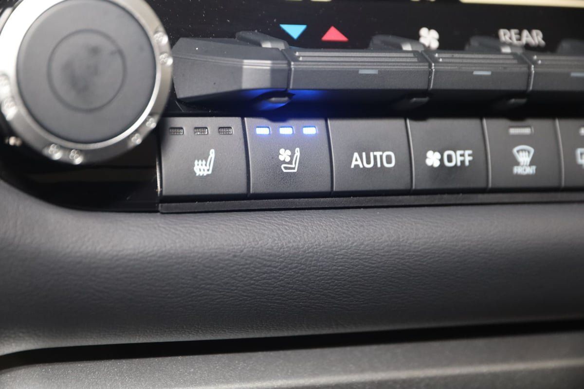 Used 2024 Toyota Sequoia Platinum AWD/4WD image 8