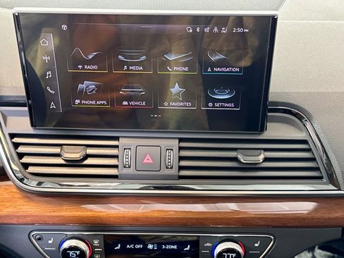 Used 2024 Audi Q5 e Premium w/ Convenience Package image 13