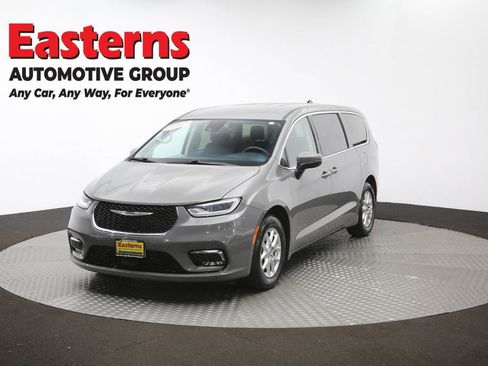 Used 2023 Chrysler Pacifica Touring-L FWD image 55