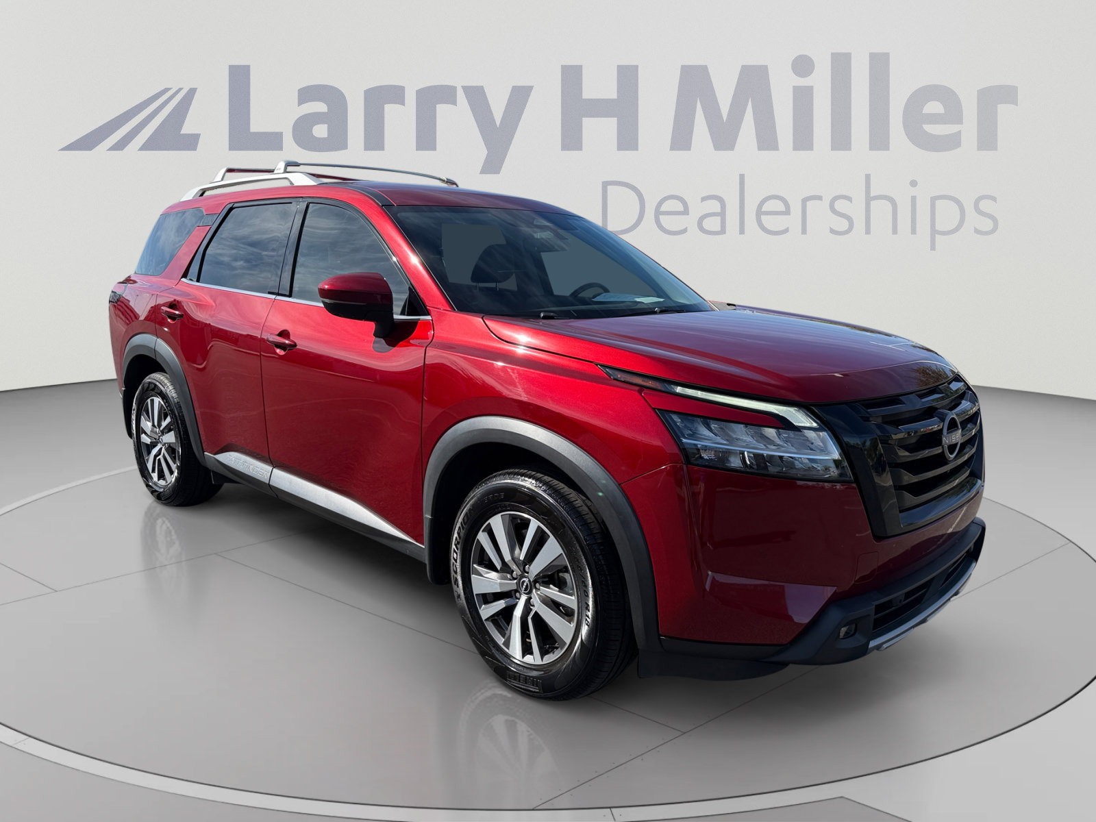 Used 2023 Nissan Pathfinder SL w/ Lighting Package (N92) FWD image 7