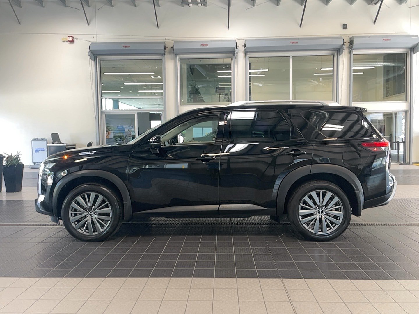 Used 2025 Nissan Pathfinder SL w/ SL Premium Package AWD/4WD image 4