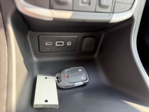 Used 2024 GMC Terrain SLE AWD/4WD image 19