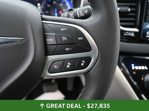 Used 2024 Chrysler Pacifica Touring-L image 40