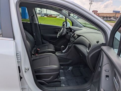Used 2019 Chevrolet Trax LT w/ LT Convenience Package FWD image 3