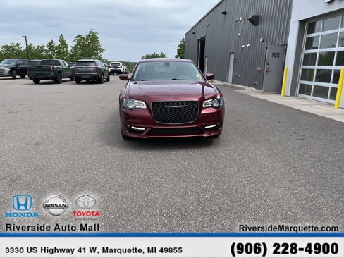 Used 2023 Chrysler 300 Touring L w/ Comfort Group image 2