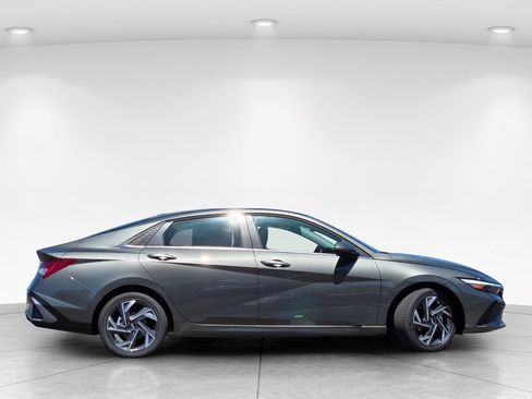 New 2026 Hyundai Elantra Limited FWD image 3